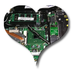 Ein Ausschnitt der Hauptplatine eines Laptops in Herzform.