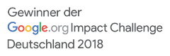 Badge mit dem Text „Gewinner der Google.org Impact Challenge Deutschland 2018“ (Grafik mit freundlicher Genehmigung von „Google.org“).