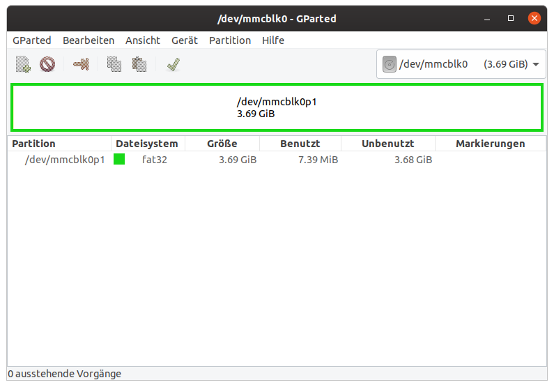 Screenshot des Programms „GParted“, welches Partitionierungsinformationen (Partitionsname, Dateisystem, Größe etc.) eines 4 GB Speichermediums darstellt.