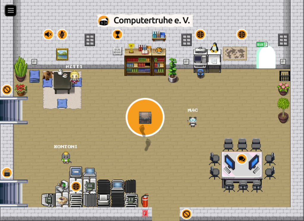 Blick in das Wohnzimmer unserer virtuellen „rC3“-2D-Assembly. Darin befinden sich drei Avatare, ein Ruhebereich, ein Konferenztisch, eine Computerecke, Bücherregale und ein Haufen Hardware.