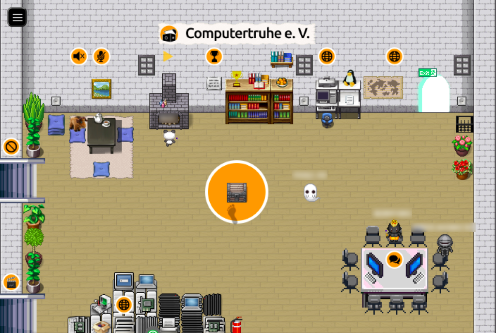 Die Hauptkarte der „Computertruhe“ ist einem Wohnzimmer nachempfunden. Es gibt einen offenen Kamin, Bücherregale, einen PC-Arbeitsplatz, Tische und Stühle und einen großen Hardware-Stapel. Im Raum verteilt befinden sich Symbole, die Interaktionsmöglichkeiten markieren. In der Mitte des Raum steht auf einem orangefarbenen Kreis eine Holztruhe, auf die eine Fußspur zeigt. Vier Avatare befinden sich im Raum.