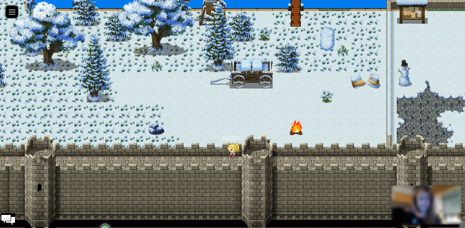 Der Screenshot zeigt im unteren Teil eine hohe Stadtmauer, auf der ein Avatar geht. Darüber befindet sich eine mit Schnee bedeckte Wiese mit einigen Bäumen und einem Holzkarren. Ein kleines Lagerfeuer brennt und ein Schneemann steht auf einem angrenzenden Platz.