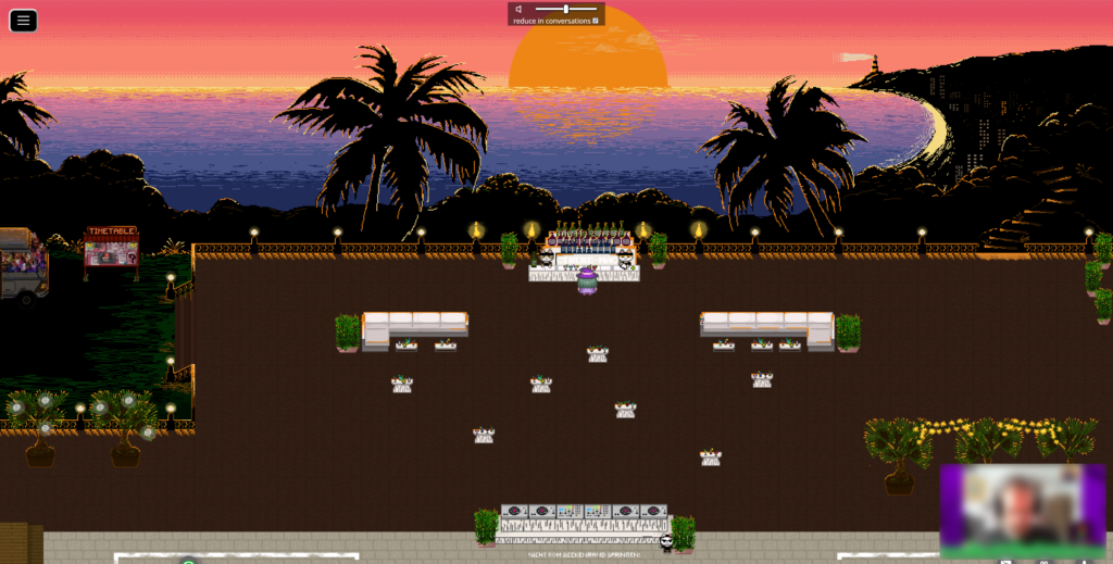 Screenshot einer Open Air-Bar mit zwei Katzen-Barkeepern, vor denen ein Avatar steht. Ebenfalls finden sich mehrere Stehtische und ein DJ-Bereich in der Szene. Im Hintergrund sieht man Palmen, das Meer und die untergehende Sonne.