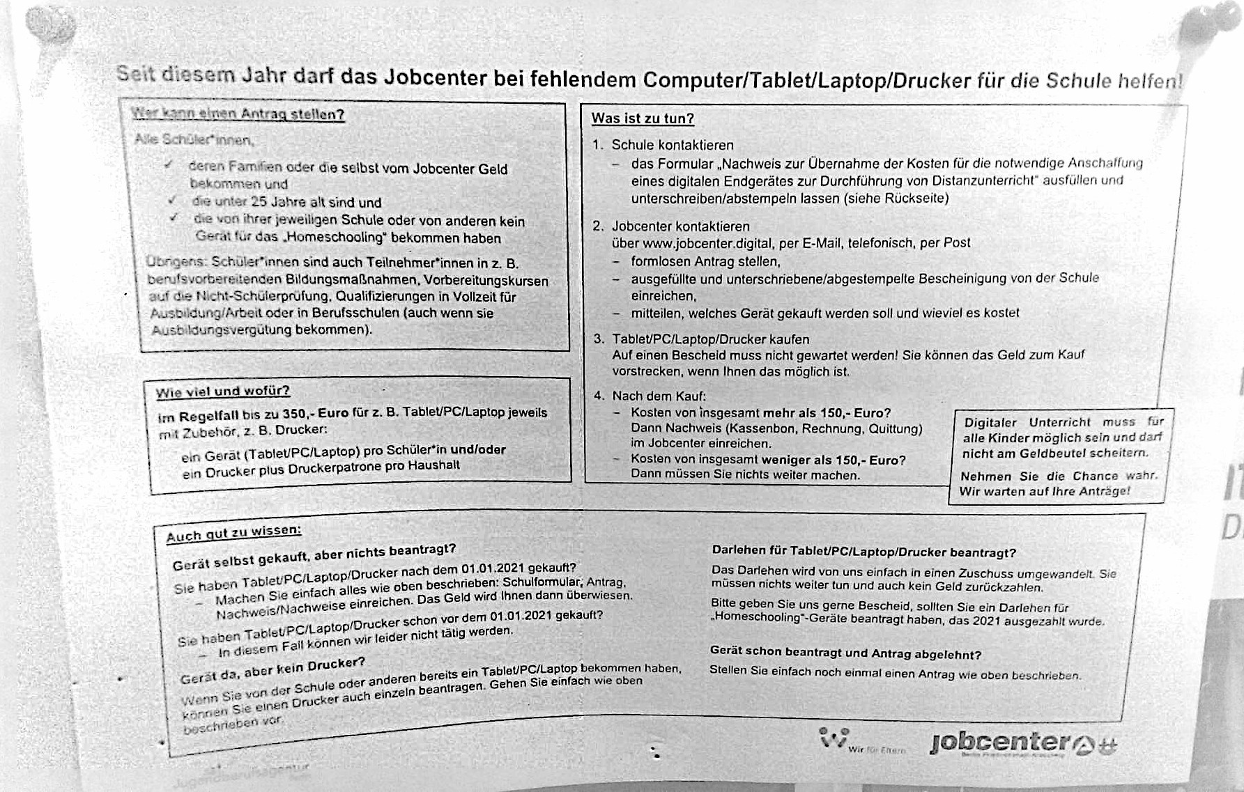 Ein Aushang des „Jobcenters Friedrichshain-Kreuzberg“ mit Informationen darüber, wie man eine Kostenübernahme für Computer und ähnliche Hardware erhalten kann.