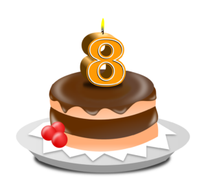 Clipart eines Schokoladenkuchens, auf dem eine orangefarbene, brennende Kerze in Form der Ziffer Acht steckt.