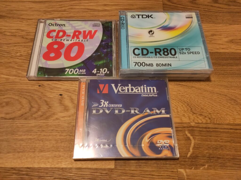Optische Medien in Originalverpackung: 3x CD-R, 1x CD-RW, 1x DVD-RAM