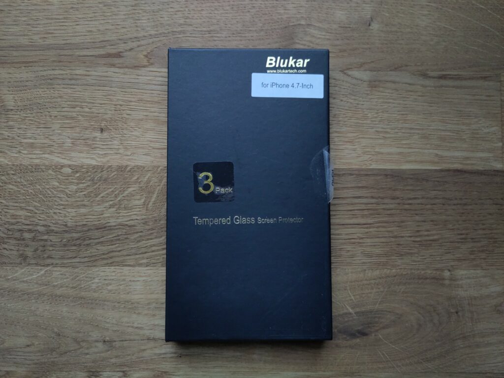 Foto der Umverpackung mit folgendem Text darauf: "Blukar - for iPhone 4.7-Inch - 3 Pack - Tempered Glass Screen Protector"