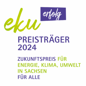 Badge mit folgendem Textinhalt: „eku Preisträger 2024 – Zukunftspreis für Energie, Klima, Umwelt in Sachsen für alle“ (Grafik mit freundlicher Genehmigung des „Sächsischen Staatsministeriums für Umwelt und Landwirtschaft“).