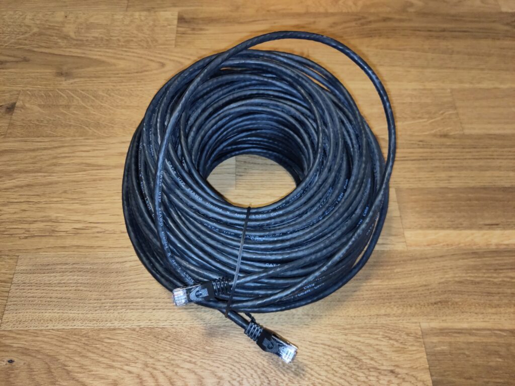 Foto des ungenutzten, schwarzen Kabels.