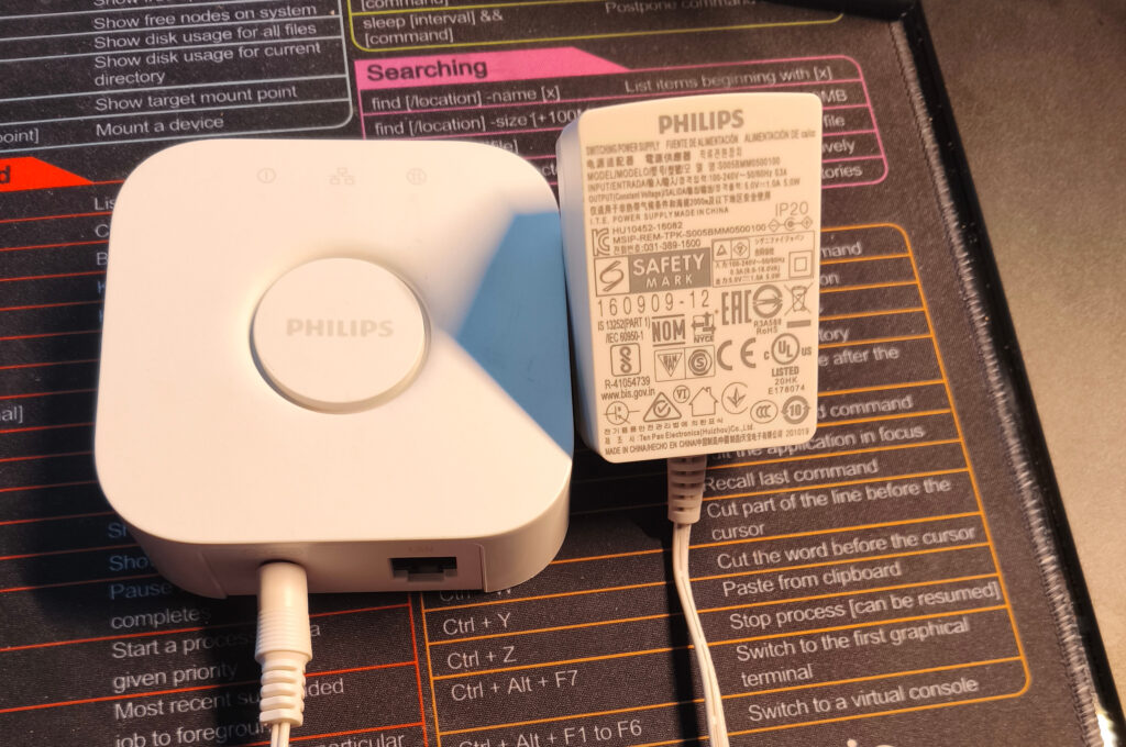 Foto der Bridge und des Netzteils, die sich beide in einem optisch guten Zustand befinden.