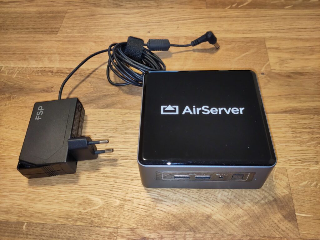 Foto des kleinen Servers, basierend auf einem Intel NUC, und des Netzteils.