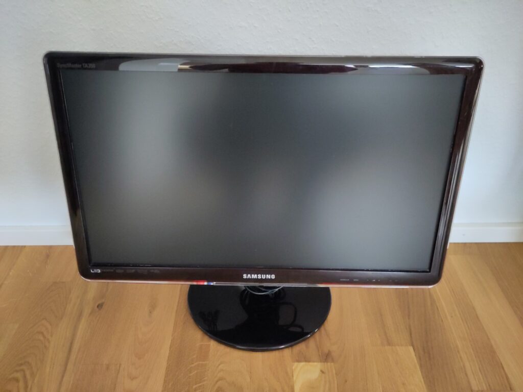 Foto des ausgeschalteten TVs.