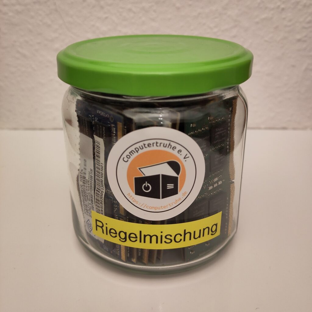 Foto eines Glases mit Schraubverschluss, in dem sich mehrere SODIMM-Platinen erkennen lassen. Es ist beschriftet mit „Riegelmischung“ und bestückt mit einem runden „Computertruhe“-Aufkleber.