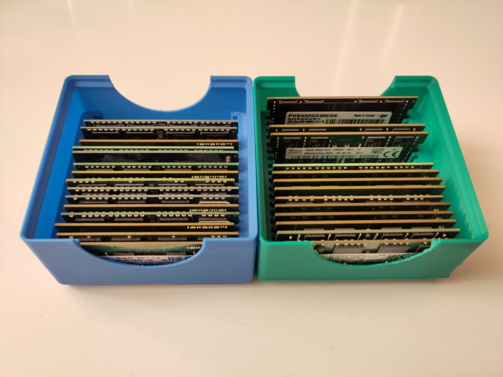 Ein weiteres Foto aller im Text genannten Riegel, die nun aber fein säuberlich in zwei 3D-gedruckte Halterungen einsortiert wurden.