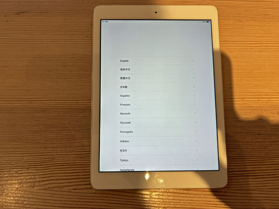 Laufendes iPad mit Spracheinstellungsmenü.