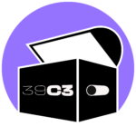 Unser „Computertruhe“-Logo im „39C3“-Design. Das Logo wurde farblich und optisch etwas angepasst. So ist der Hintergrund flieder- statt orangefarben, vorne auf der Truhe prangt der „39C3“-Schriftzug und an der Seite befindet sich statt der Lüftungsschlitze ein Schieberegler.