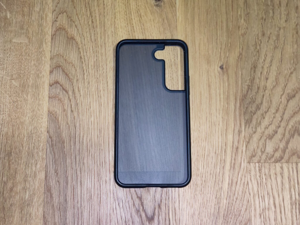 Foto der schwarzen, aber transparenten Hülle, die sich in einem sehr guten Zustand befindet.