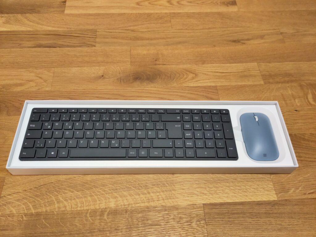 Foto der Tastatur und Maus, die sich in einem sehr guten Zustand befinden.