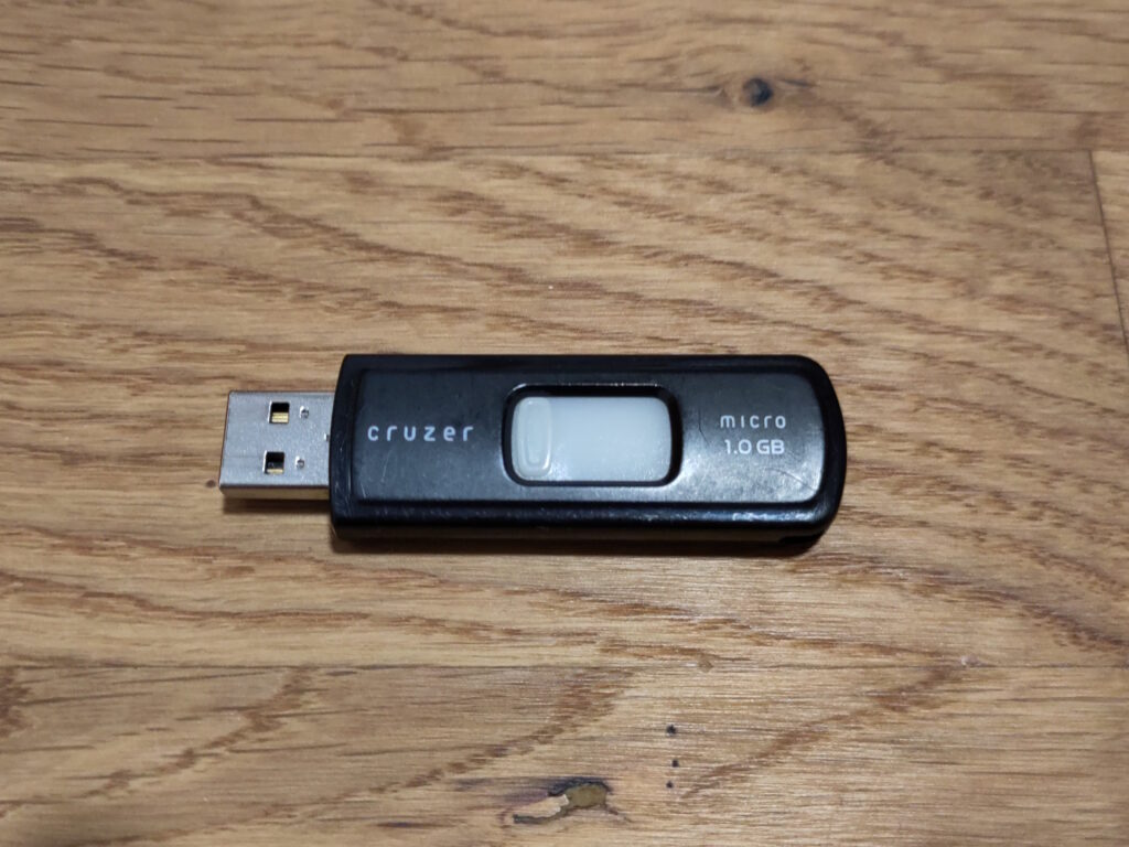 Foto des USB-Speichersticks mit Gebrauchsspuren.