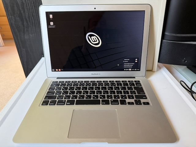 Ein 13 Zoll Apple MacBookAir in Silber von 2013 mit japanischer Tastatur.