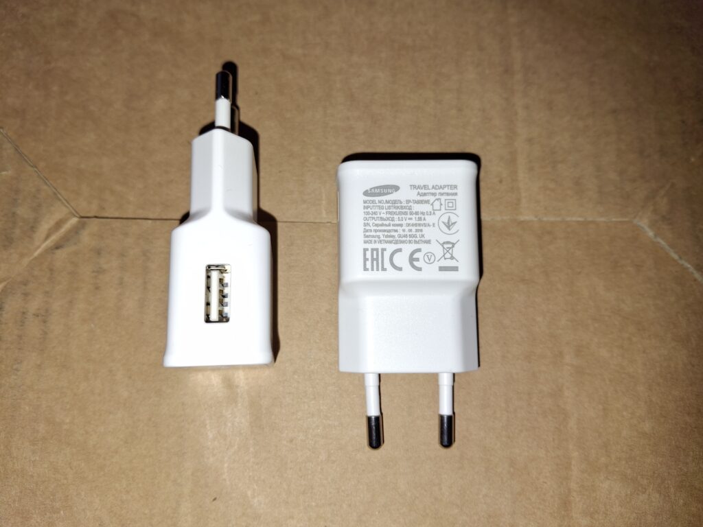 Foto des Netzteiles mit seitlich angebrachter USB-A-Buchse.