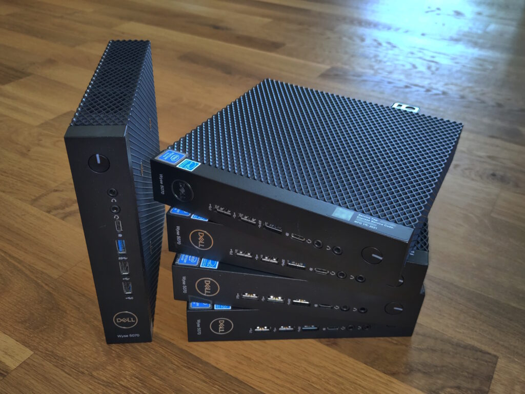 Foto von 5 dieser ThinClients.