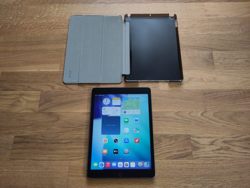 Foto des eingeschalteten Tablets und der ungenutzten Hülle.