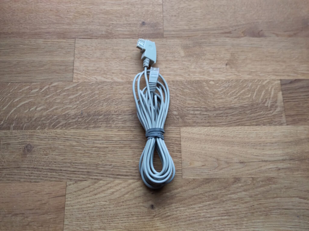 Foto des DSL-Kabels, das sich in einem sehr guten Zustand befindet.