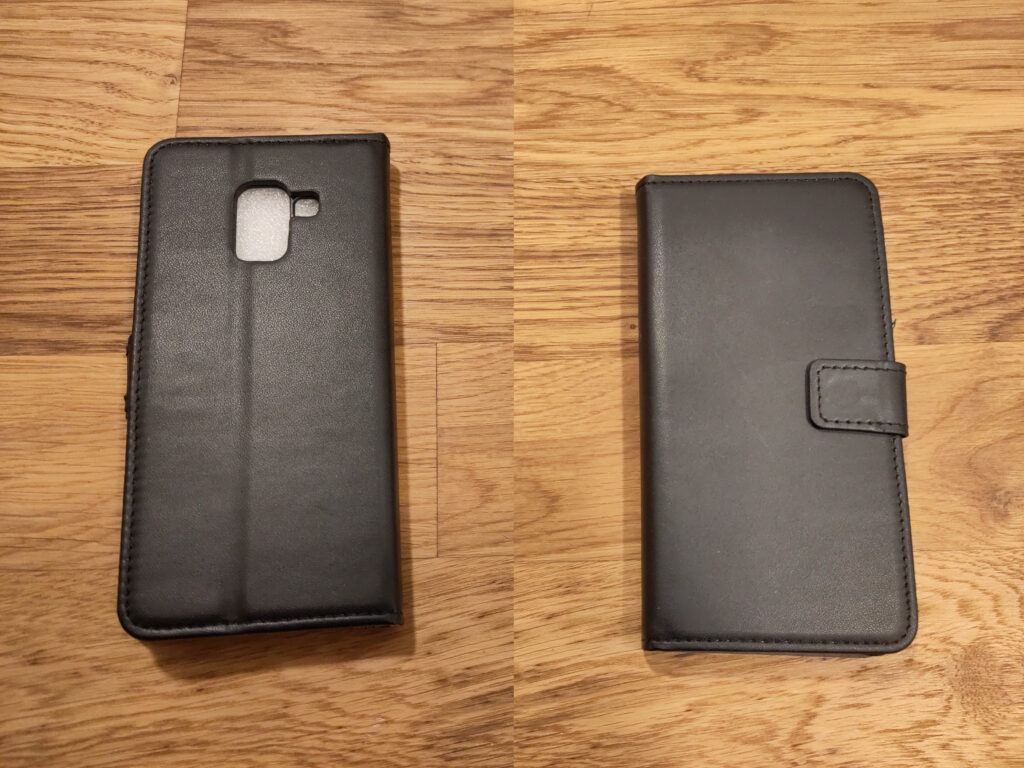 Foto der neuen, unbenutzten Klapphülle aus schwarzem Kunstleder.