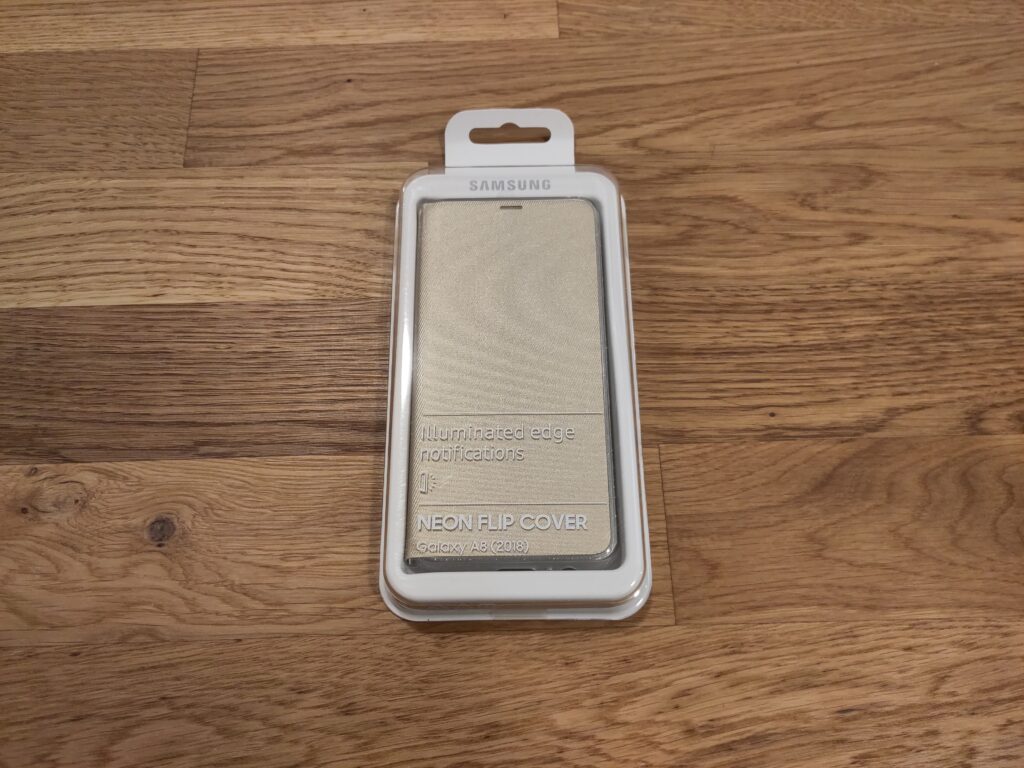 Foto der neuen, unbenutzten Klapphülle in der Originalverpackung.