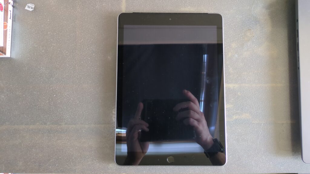 Frontansicht vom ausgeschalteten iPad.