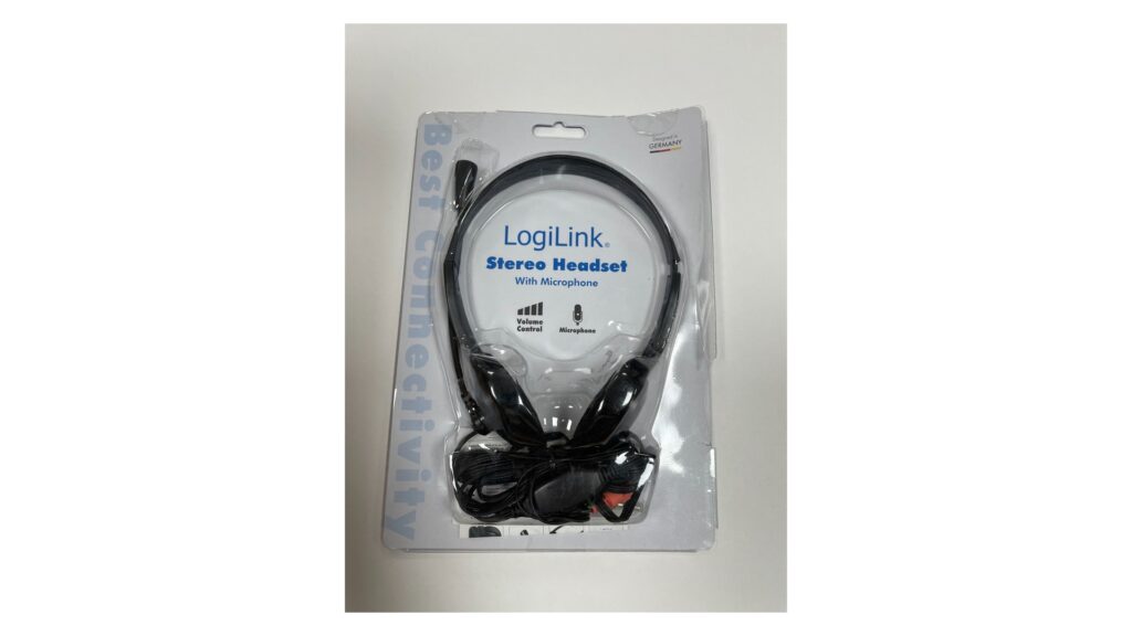 Schwarzes kabelgebundenes LogiLink Stereo-Headset mit Mikrofon, Lautstärkeregler und zwei 3,5-mm-Klinkensteckern in der Originalverpackung.