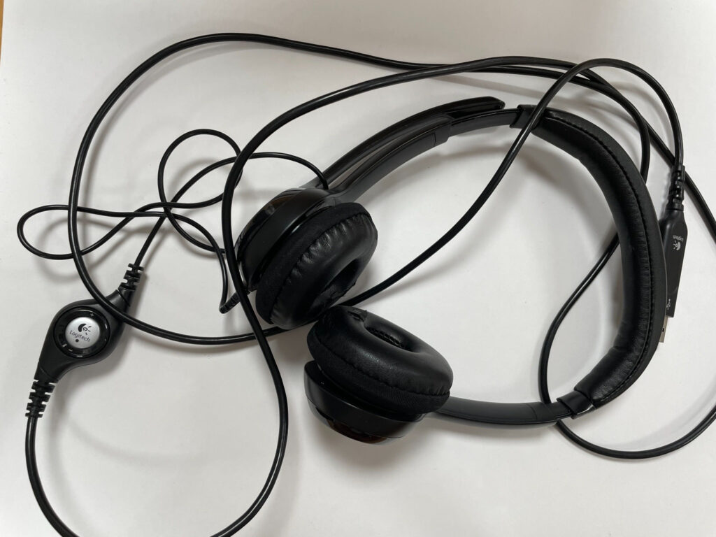Schwarzes kabelgebundenes Logitech-On-Ear-Headset mit Mikrofonarm, Lautstärkeregler und USB-Anschluss.