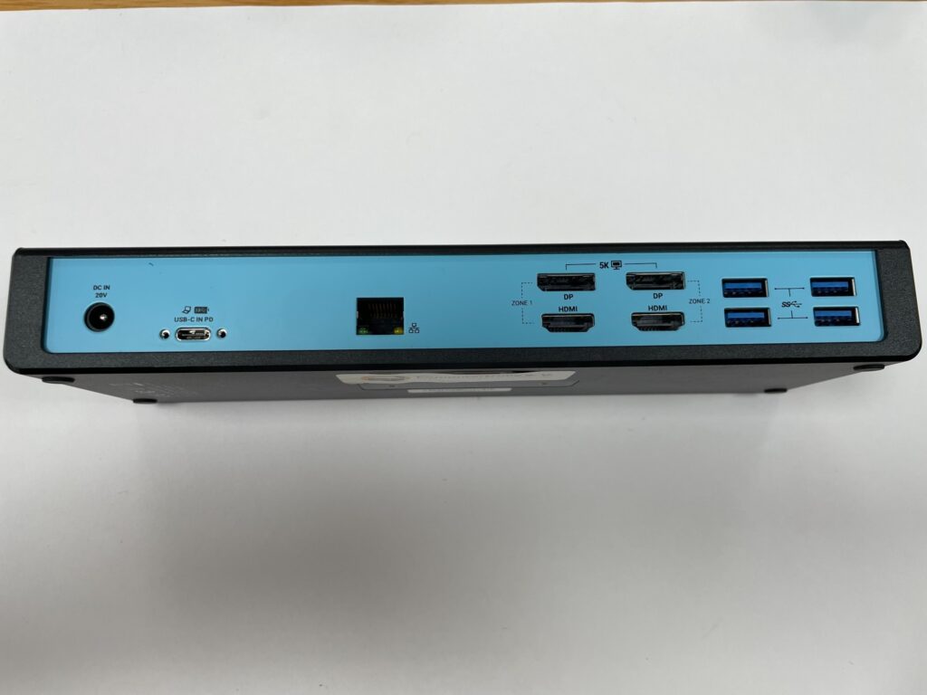 Schwarze i-tec-Dockingstation mit blauer Anschlussfläche, vier USB-Anschlüssen, zwei DisplayPorts, zwei HDMI-Buchsen, Netzwerk und USB-C.