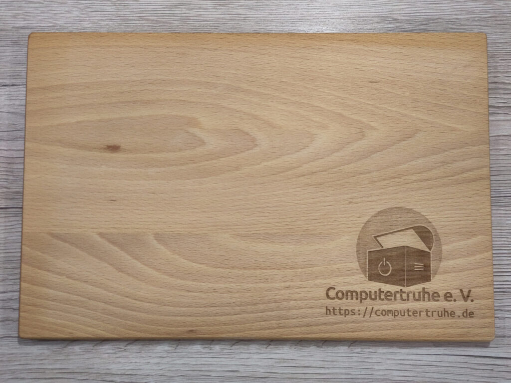 Foto eines Schneidebretts aus Holz. Ins rechte untere Eck wurde das „Computertruhe“-Logo gelasert.