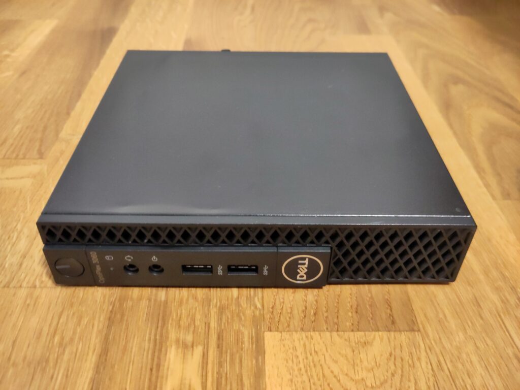 Foto des Mini-PCs, dessen Gehäuse an der Vorderseite leicht verbeult ist.